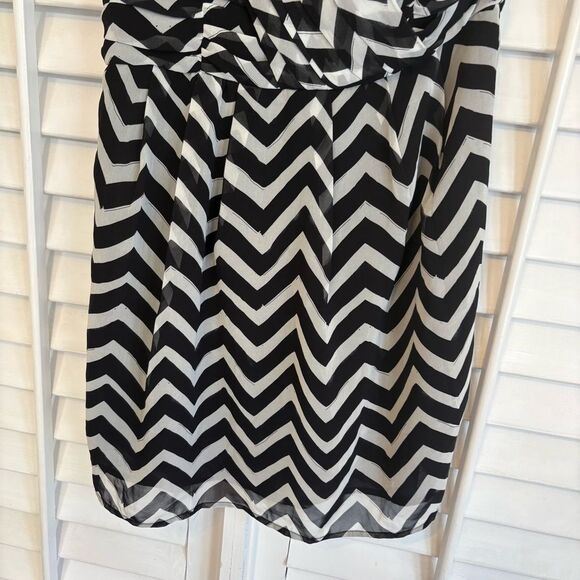H&M Black and White Chevron One-Shoulder Dress Size 12 - Picture 4 of 7